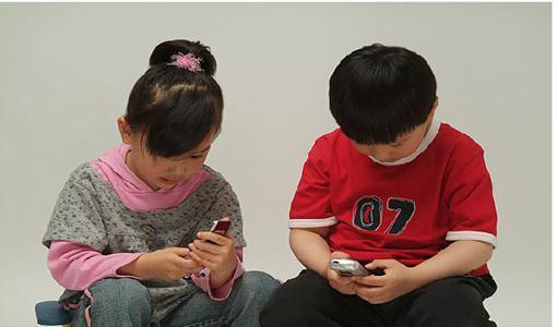 五岁前的屏幕时光 玩手机与否如何塑造孩子的未来